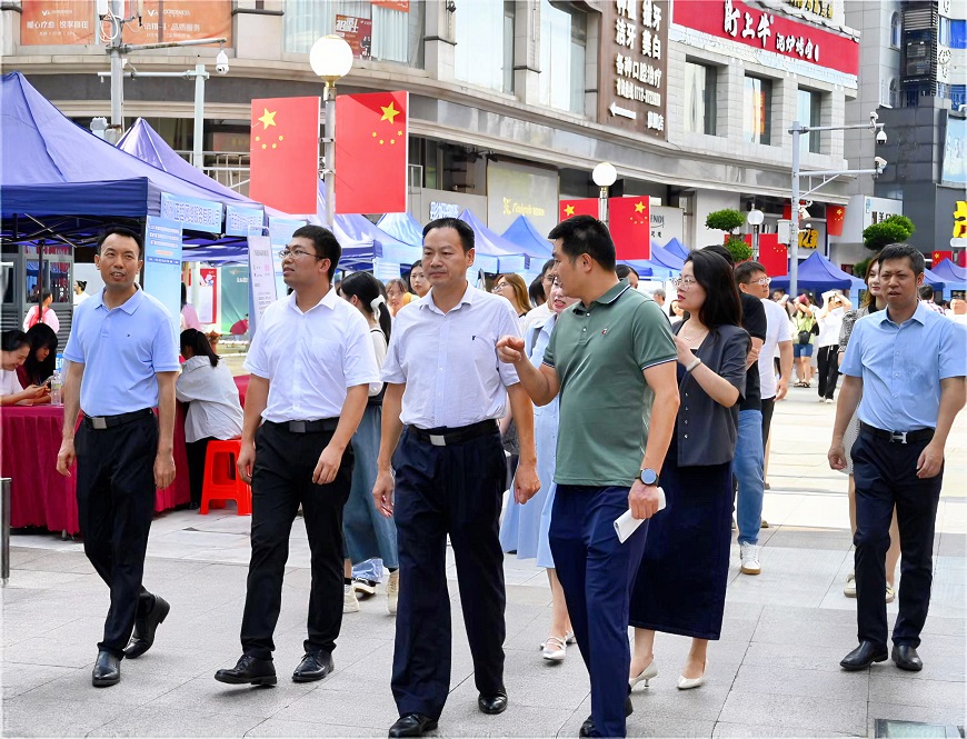柳州市人力資源和社會保障局二級調研員鐘小鵬、柳州團市委副書記龐詩宇、城中區政府黨組成員唐宏虎在現場了解招聘會開展情況.jpg