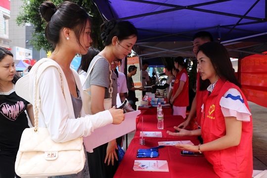 城中區人社部門工作人員為高校畢業生發放政策資料 (2).jpg