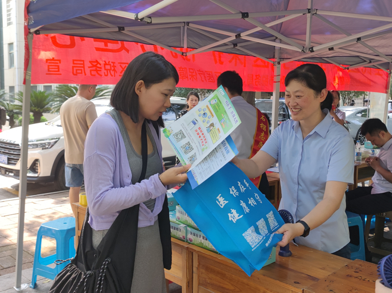圖為發放醫保宣傳手冊及宣傳品.jpg