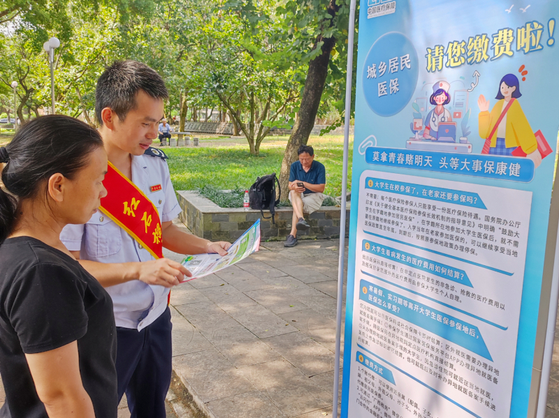 圖為向新生家長宣傳醫保政策_副本.jpg
