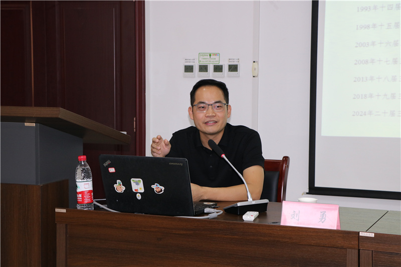 三、柳州市委講師團宣講活動組織科科長劉勇授課.jpg