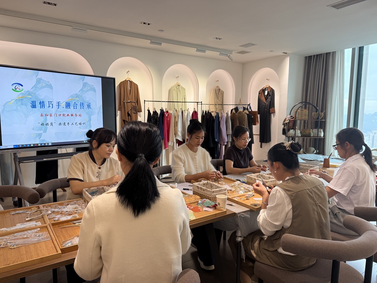 圖一:城中區(qū)“媽媽崗”非遺手工藝靈活用工活動活動現場.jpg
